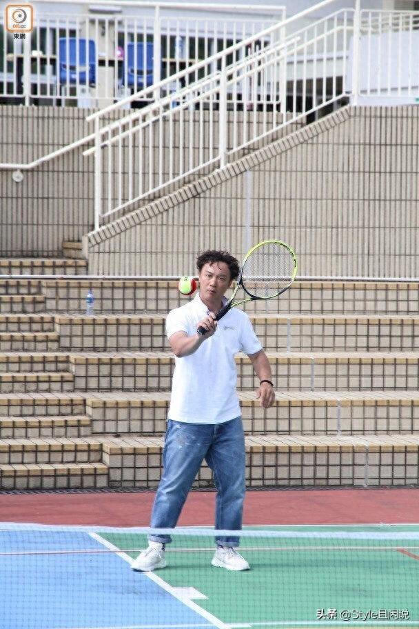 45岁陈奕迅发型挺经典,满头卷发乱乱的,“发际线”倒退也不怕