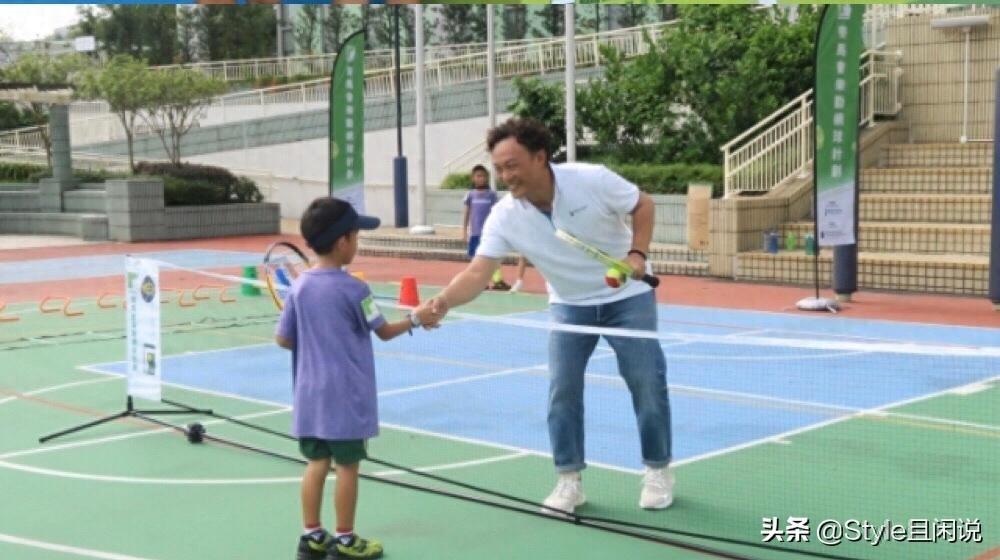 45岁陈奕迅发型挺经典,满头卷发乱乱的,“发际线”倒退也不怕