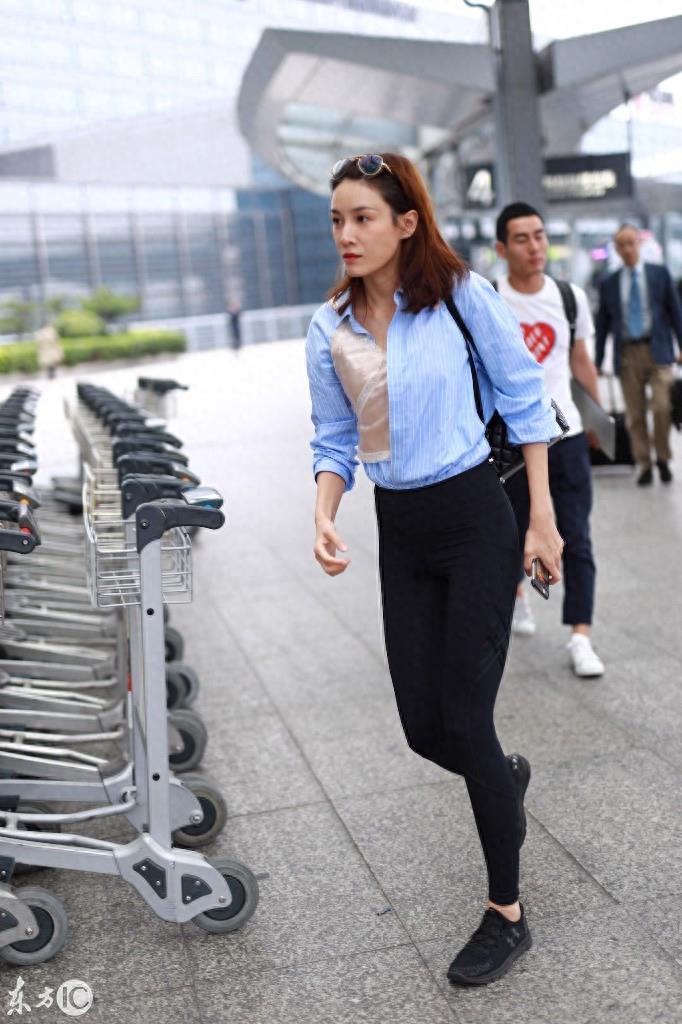 张蓝心紧身裤大长腿吸睛，网友：为什么要内衣外穿