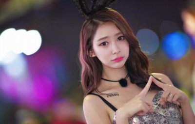 ​韩女主播入侵中国 吃饼干3小时引10万粉丝观看