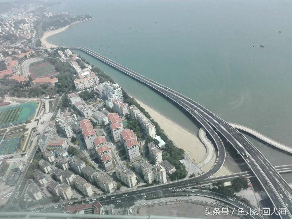 仰望厦门世贸大厦,然后站在55层俯瞰厦门……