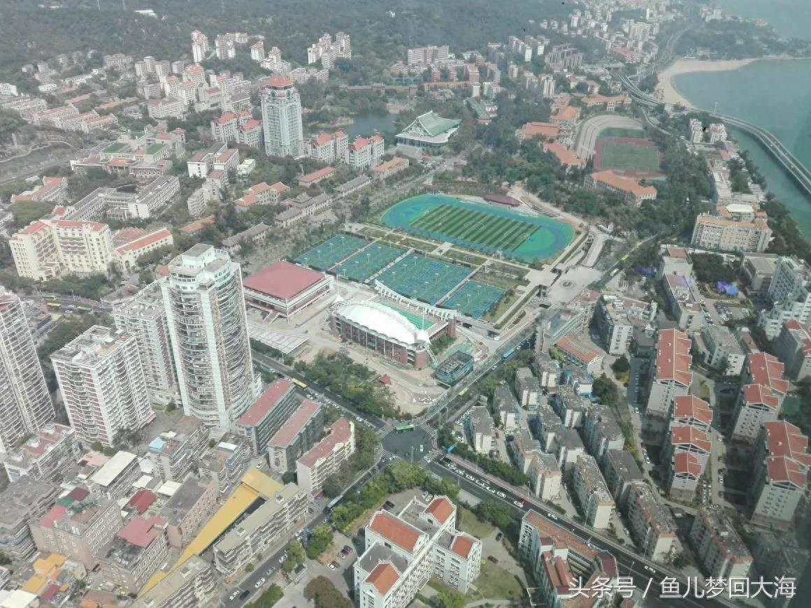 仰望厦门世贸大厦,然后站在55层俯瞰厦门……