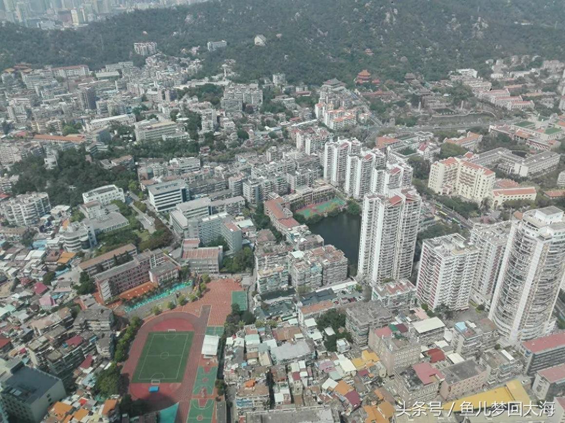 仰望厦门世贸大厦,然后站在55层俯瞰厦门……