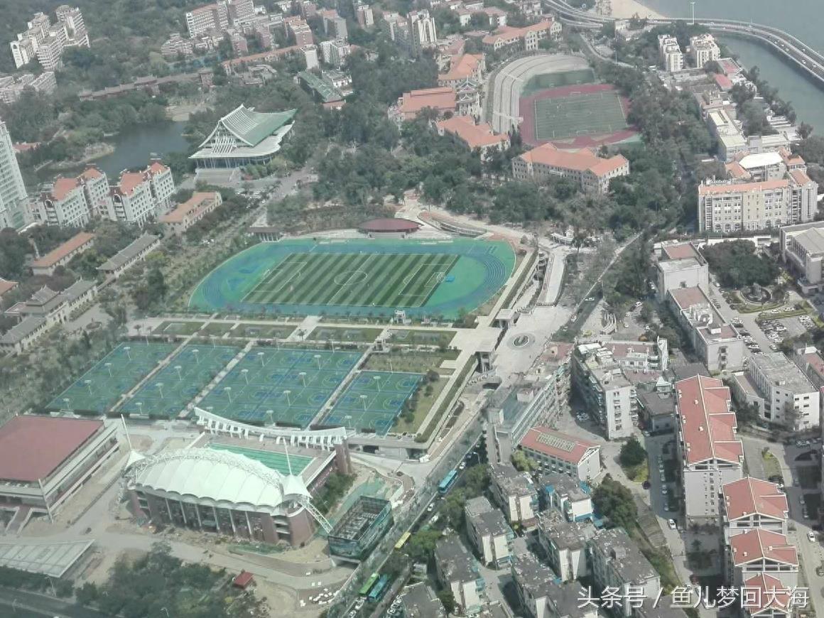 仰望厦门世贸大厦,然后站在55层俯瞰厦门……