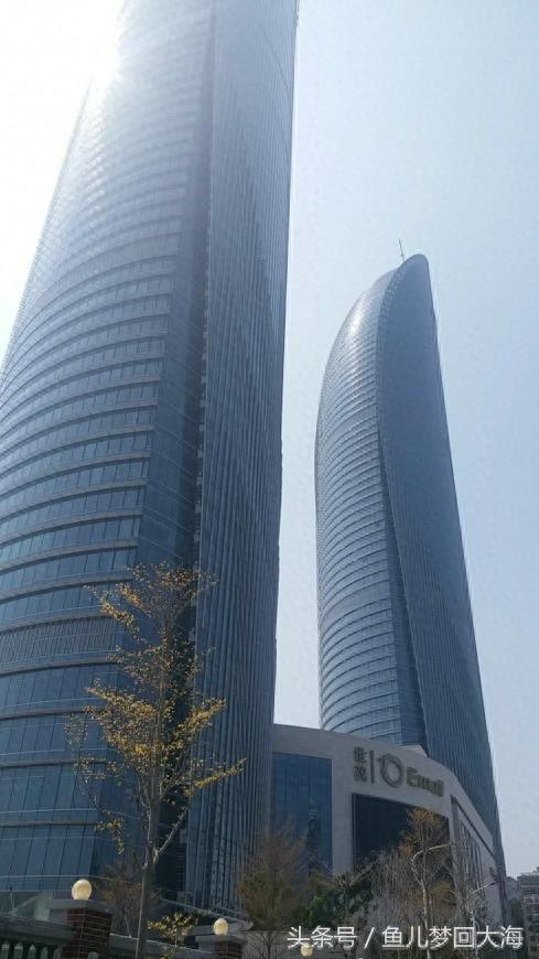 仰望厦门世贸大厦,然后站在55层俯瞰厦门……