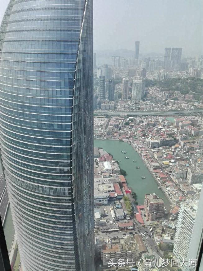 仰望厦门世贸大厦,然后站在55层俯瞰厦门……
