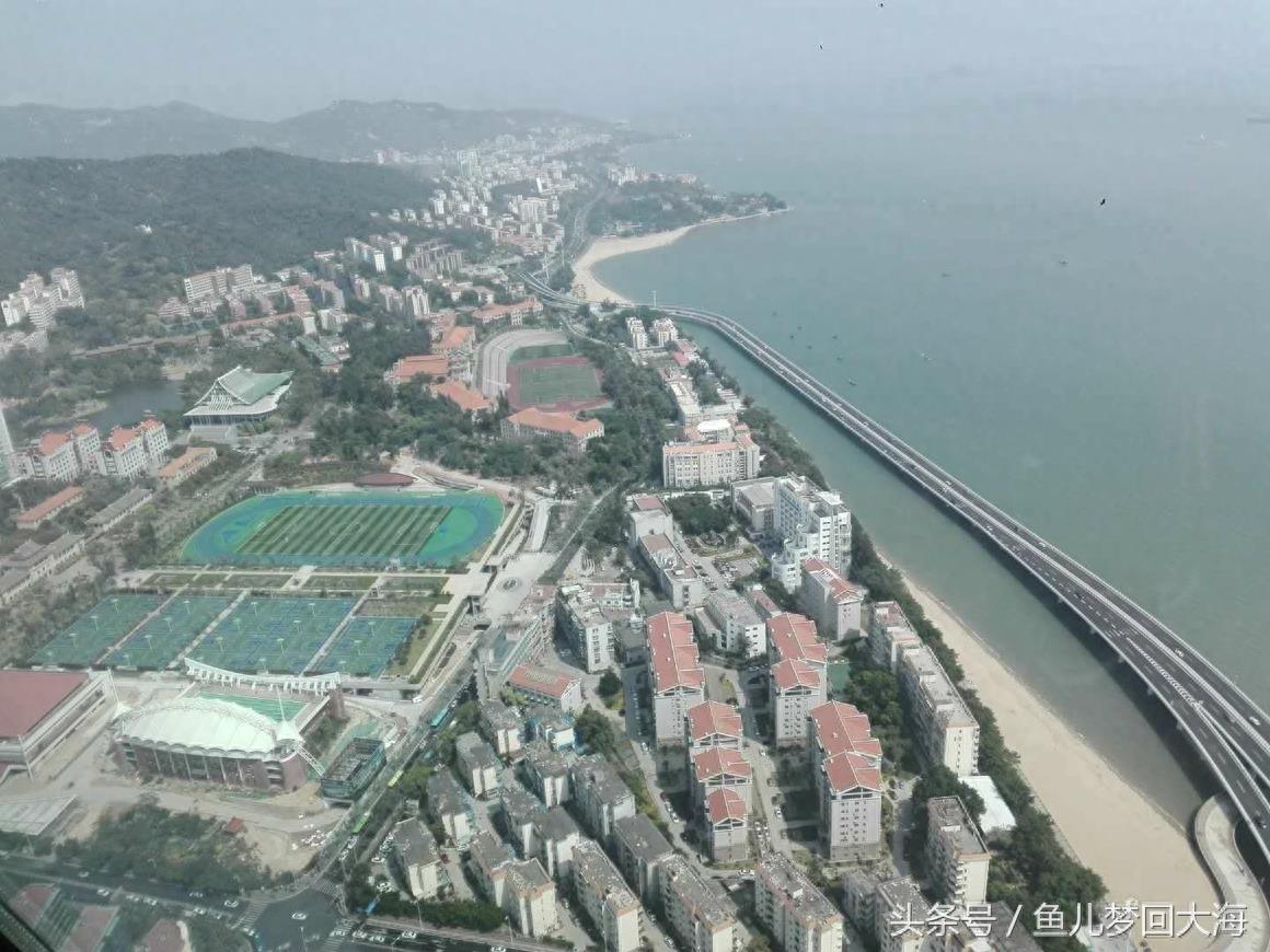 仰望厦门世贸大厦,然后站在55层俯瞰厦门……