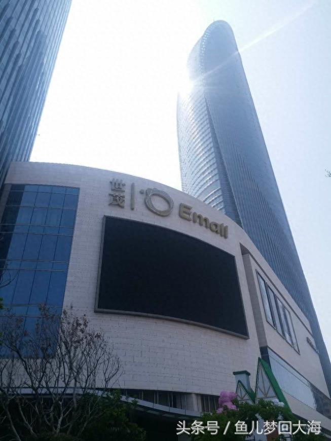 仰望厦门世贸大厦,然后站在55层俯瞰厦门……