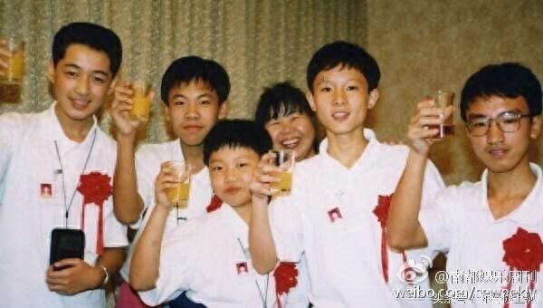 一组最新的胡歌童年照曝光 最后一张胡歌迷之微笑亮了