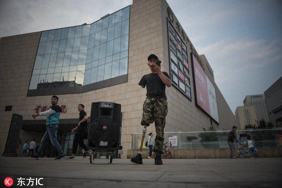 手脚截肢遭妻子抛弃，网红“铁腿哥”骑行卖唱供儿上学！