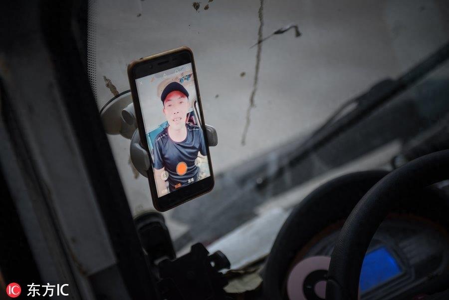 手脚截肢遭妻子抛弃，网红“铁腿哥”骑行卖唱供儿上学！