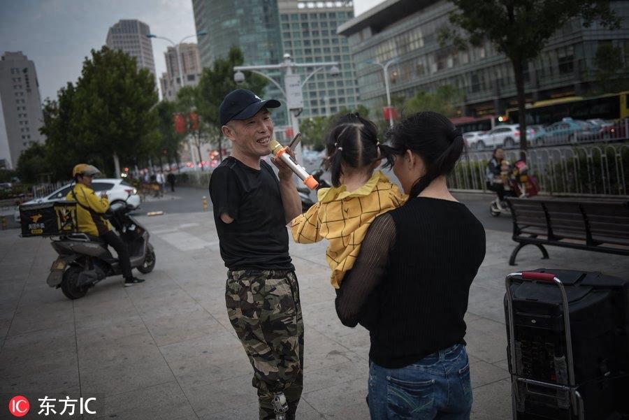 手脚截肢遭妻子抛弃，网红“铁腿哥”骑行卖唱供儿上学！