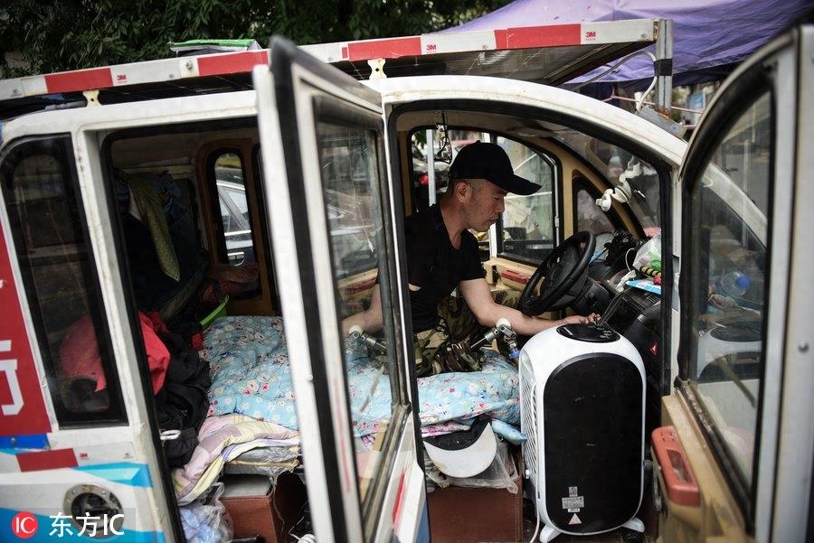 手脚截肢遭妻子抛弃，网红“铁腿哥”骑行卖唱供儿上学！