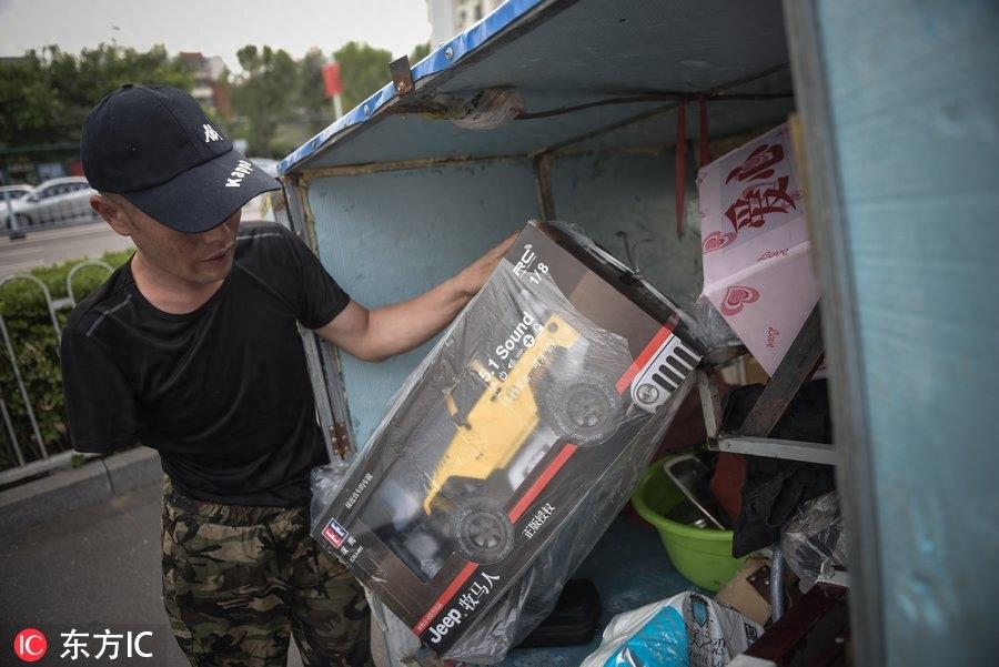 手脚截肢遭妻子抛弃，网红“铁腿哥”骑行卖唱供儿上学！