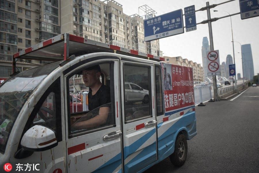 手脚截肢遭妻子抛弃，网红“铁腿哥”骑行卖唱供儿上学！