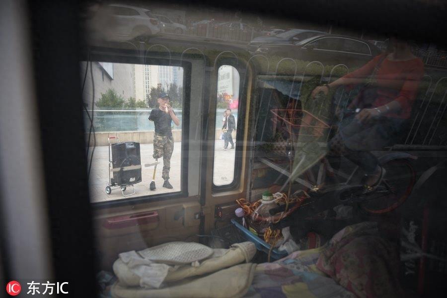 手脚截肢遭妻子抛弃，网红“铁腿哥”骑行卖唱供儿上学！