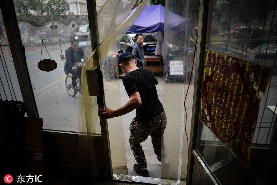 手脚截肢遭妻子抛弃，网红“铁腿哥”骑行卖唱供儿上学！