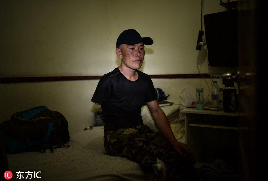 手脚截肢遭妻子抛弃，网红“铁腿哥”骑行卖唱供儿上学！