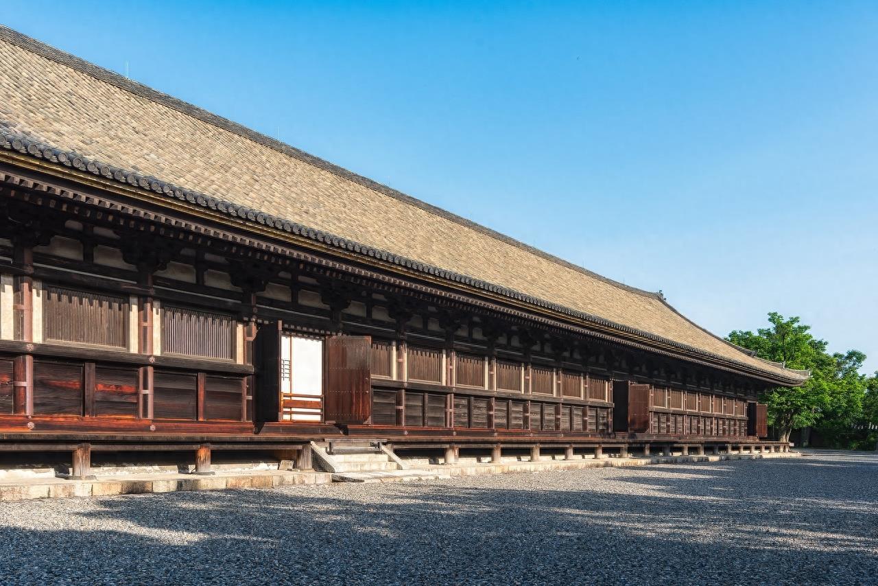 三十三间堂建于公元1164年，位于洛中和洛东旅游精华间和中间点