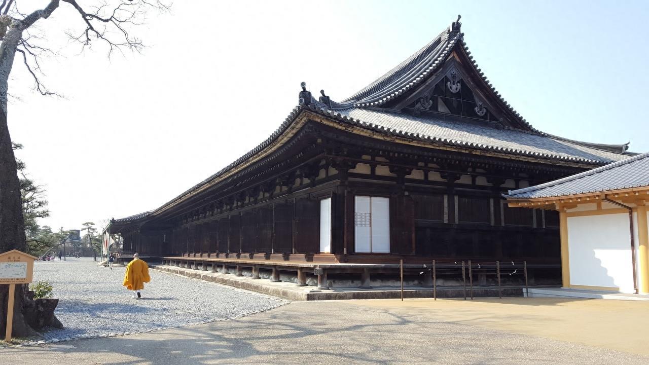 三十三间堂建于公元1164年，位于洛中和洛东旅游精华间和中间点