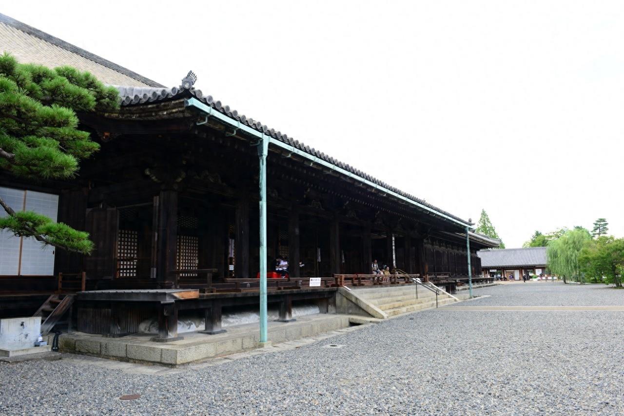 三十三间堂建于公元1164年，位于洛中和洛东旅游精华间和中间点