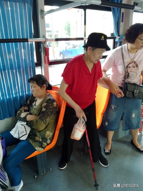 人间百态趣图荟萃：妈妈累了 生活需要搀扶