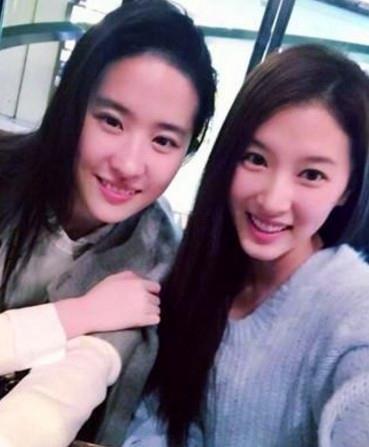 7位明星和替身演员合影，最后一位替身颜值不输本尊！