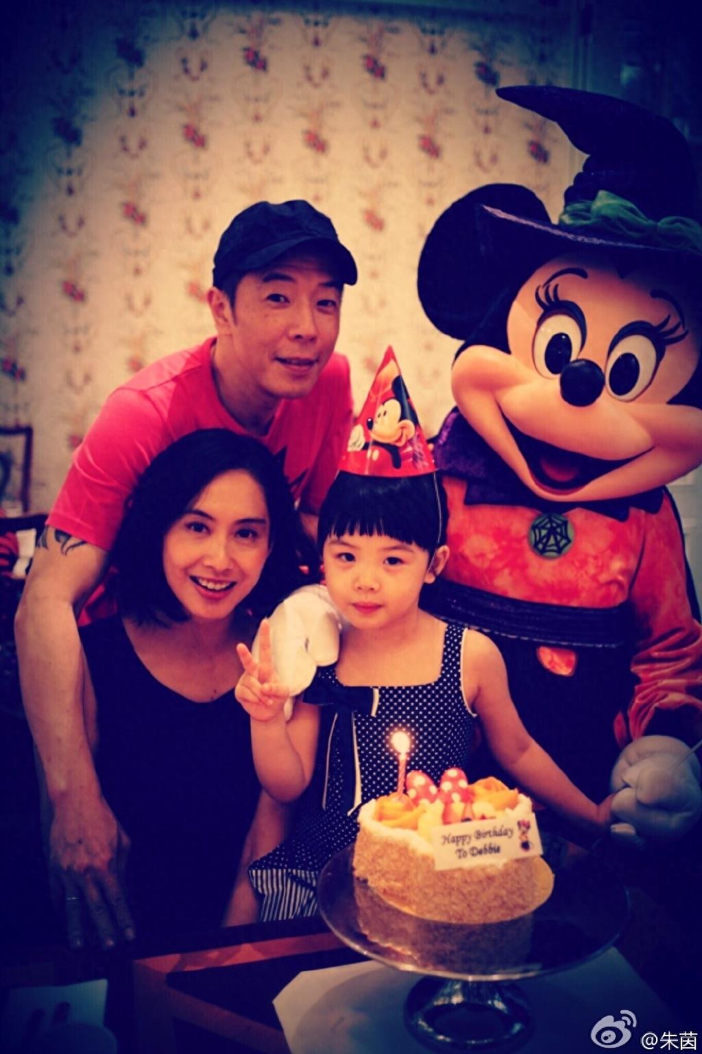 45岁紫霞仙子朱茵晒一家三口甜蜜合照为4岁女儿庆生