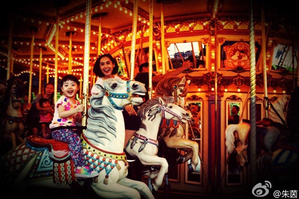 45岁紫霞仙子朱茵晒一家三口甜蜜合照为4岁女儿庆生