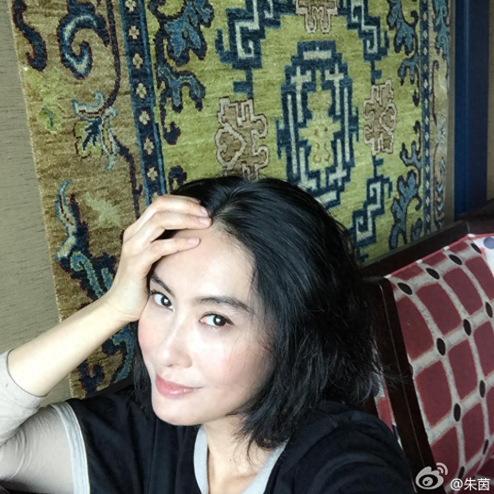 45岁紫霞仙子朱茵晒一家三口甜蜜合照为4岁女儿庆生