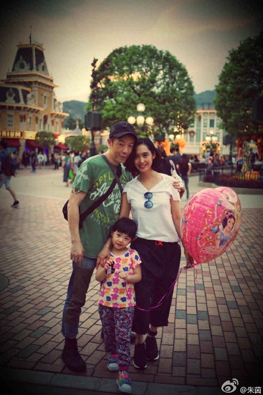 45岁紫霞仙子朱茵晒一家三口甜蜜合照为4岁女儿庆生