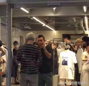 ​网友在日本逛街偶遇陈冠希 寸头扎辫子潮气十足