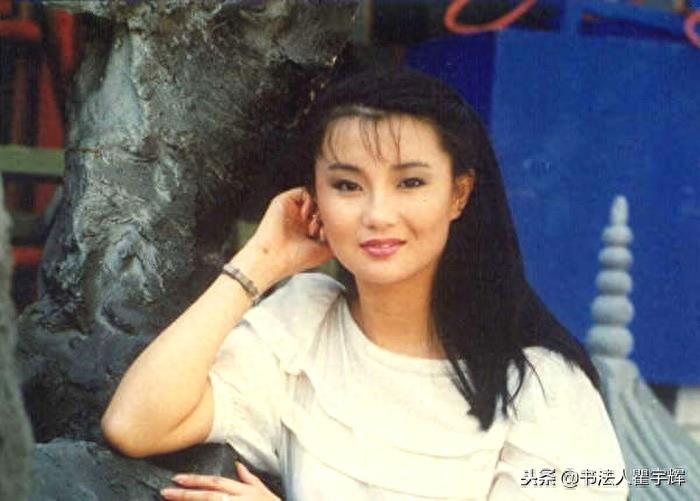 惊鸿一瞥，浪漫旖旎不可方物，一代女星张曼玉15张老照片欣赏