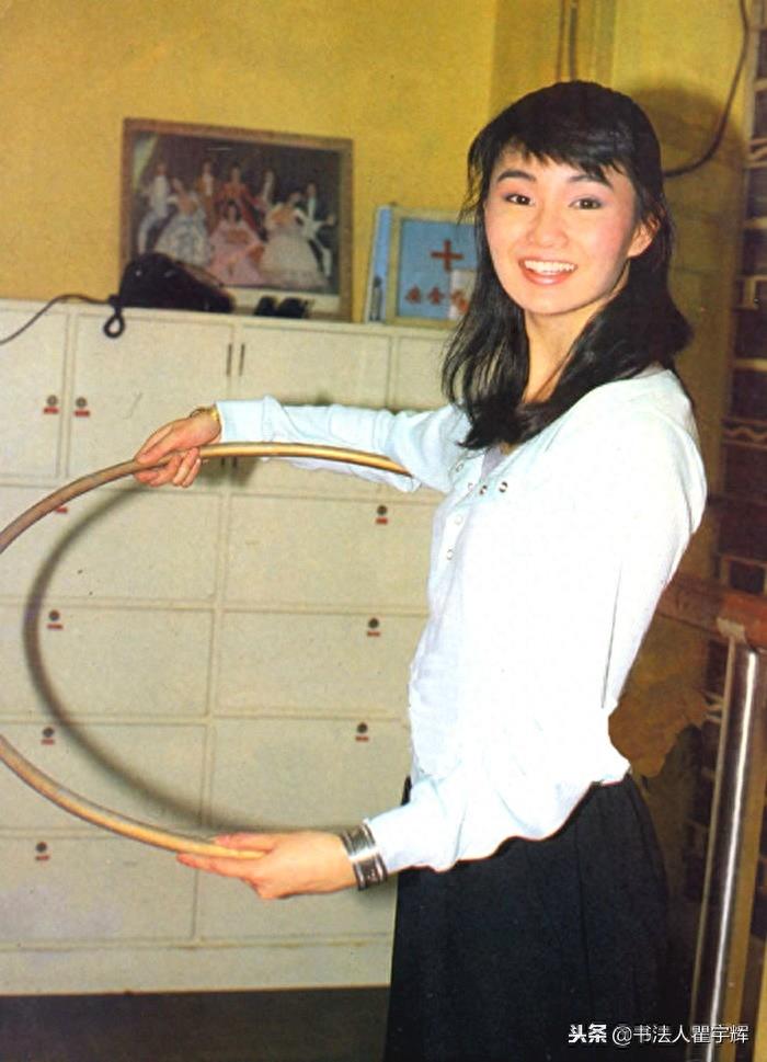 惊鸿一瞥，浪漫旖旎不可方物，一代女星张曼玉15张老照片欣赏