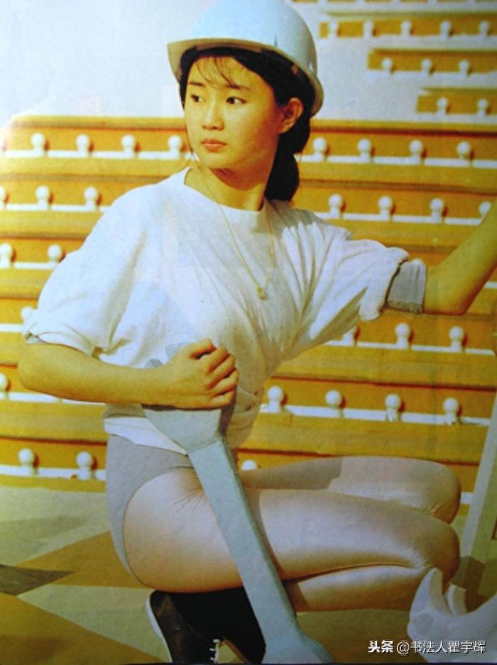 惊鸿一瞥，浪漫旖旎不可方物，一代女星张曼玉15张老照片欣赏