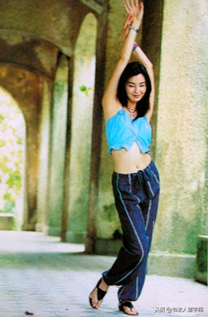 惊鸿一瞥，浪漫旖旎不可方物，一代女星张曼玉15张老照片欣赏