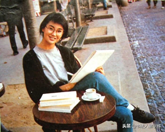 惊鸿一瞥，浪漫旖旎不可方物，一代女星张曼玉15张老照片欣赏