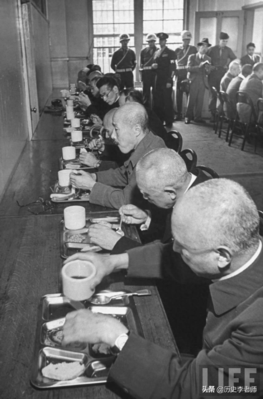 战争狂魔东条英机伏法全过程：临死前双腿颤抖，图9被绞死的瞬间