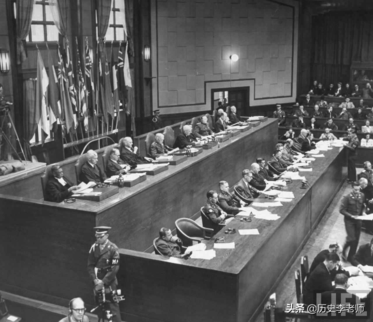 战争狂魔东条英机伏法全过程：临死前双腿颤抖，图9被绞死的瞬间