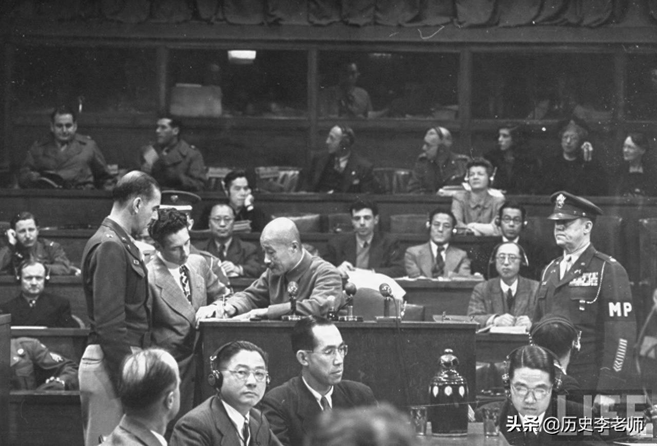 战争狂魔东条英机伏法全过程：临死前双腿颤抖，图9被绞死的瞬间