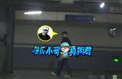 ​恋情曝光？崔健携女伴深夜聚餐，亲密揽肩同回家，女方神似赵丽颖