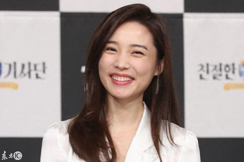 尹邵熙出席某活动现场，展示90后的美