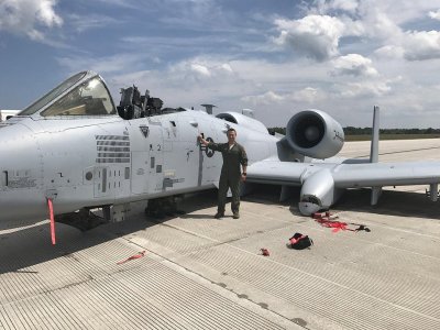 ​打不垮摔不烂的A10攻击机，F-35都赶不走，唯一能媲美的就是苏25