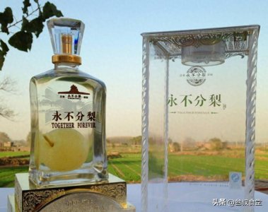 ​五粮液“永不分梨”酒，瓶口这么小，大梨怎么放进去？看完真巧妙