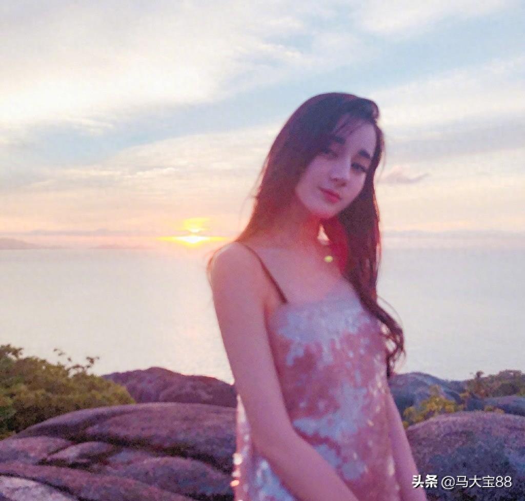 迪丽热巴头像图片 唯美夕阳背影侧颜头像