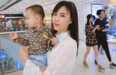​“最嫩奶奶”火了，抱孙子出行被误认是妈妈，网友：孩子缺爷爷吗