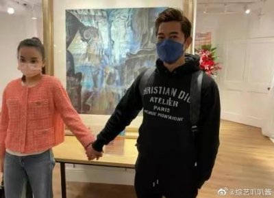 ​郭富城与方媛同框看画展！一路手牵手十分甜蜜，两小时花费7位数
