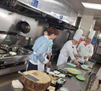 ​迪丽热巴和张艺兴一起“做饭”，动作娴熟，张艺兴目光被她吸引！