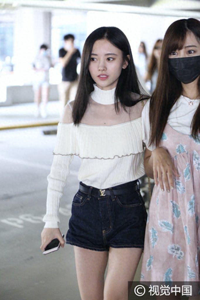 鞠婧祎与张艺兴录节目引粉丝大撕逼 机场独自扛行李面带微笑不娇气