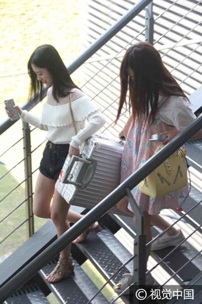 鞠婧祎与张艺兴录节目引粉丝大撕逼 机场独自扛行李面带微笑不娇气